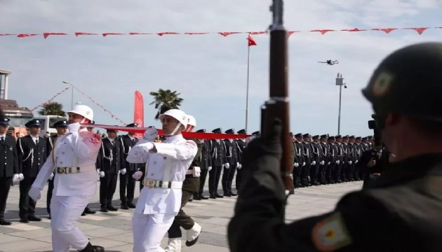 Atatürk'ü temsil eden bayrak karaya çıkarıldı