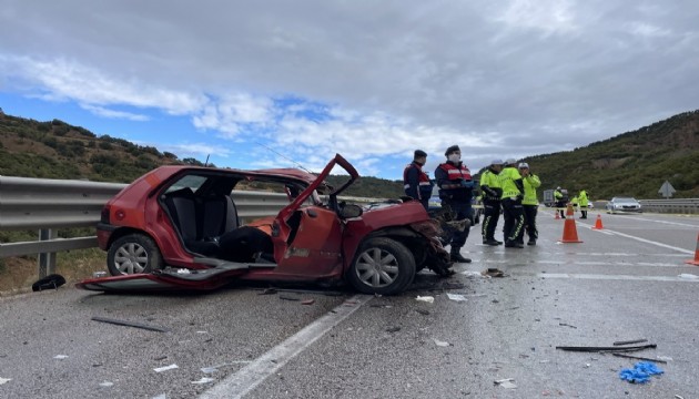 Sinop'ta otomobil, kamyona çarptı: 4 ölü