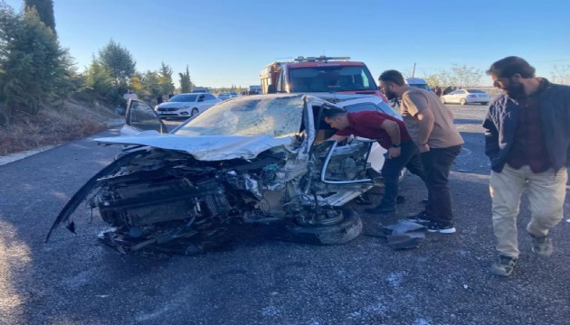 Feci kaza: İki otomobil çarpıştı