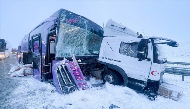Yolcu otobüsü kamyona çarptı