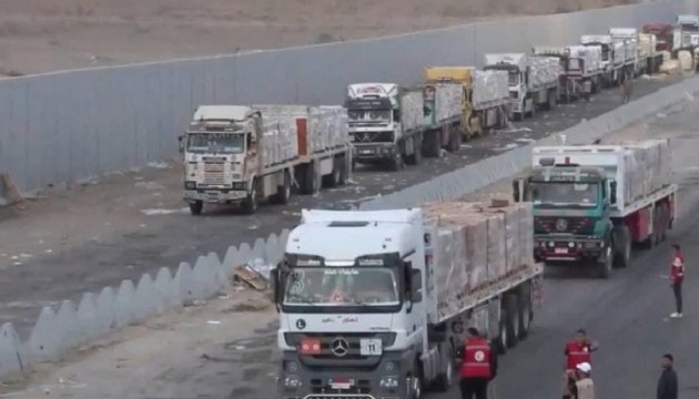 Yardım tırları Gazze'ye giriyor