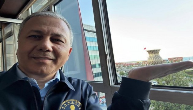 Bakan Yerlikaya dev bardakla poz verdi