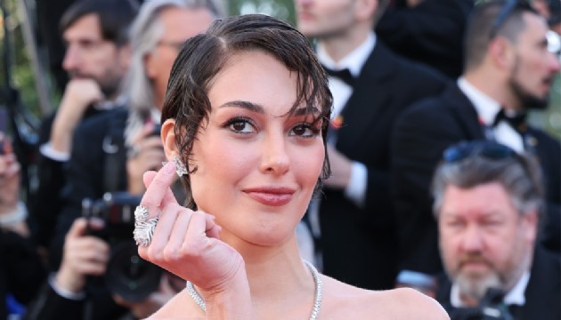 Dilan Çiçek Deniz yeni saçlarıyla Cannes'da