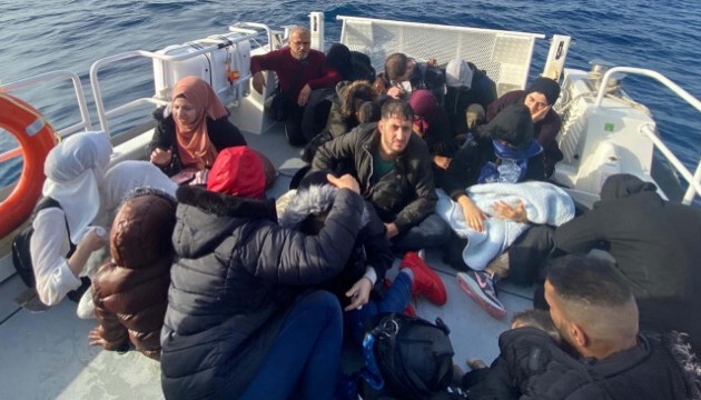 İzmir'de açıklarında onlarca kaçak göçmen yakalandı