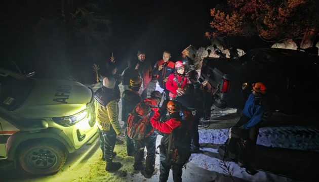 Dağda mahsur kalan 3 kişi kurtarıldı