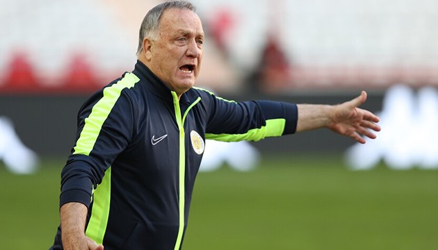 Advocaat göreve geri döndü