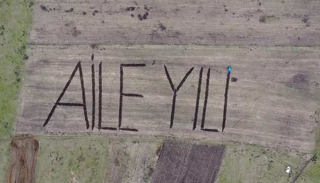 Traktörle tarlasına 'Aile Yılı' yazdı