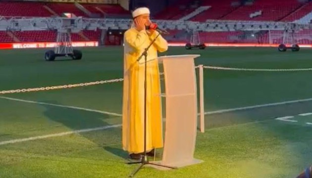 Liverpool'un stadı Anfield'da ezan sesi