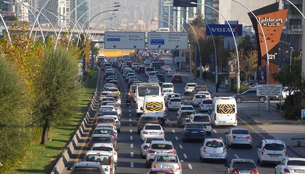 Başkentte araç sayısı arttı: Trafik durdu