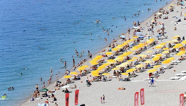 Antalya sahillerinde bayram yoğunluğu