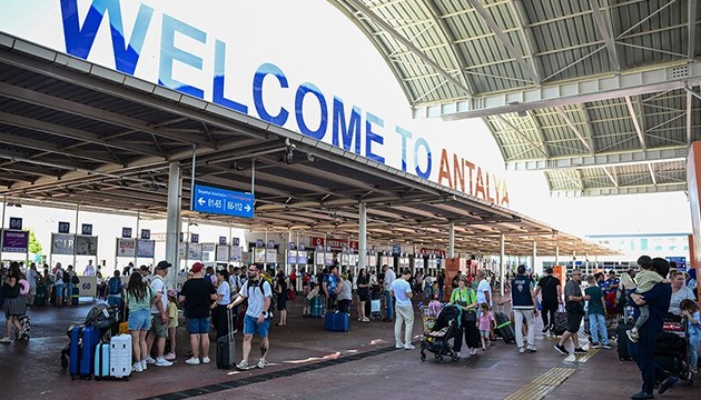 Antalya'dan milyonlarca yolcu geçti