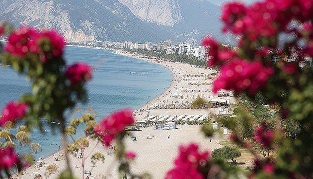 Antalya sahillerinde yoğunluk