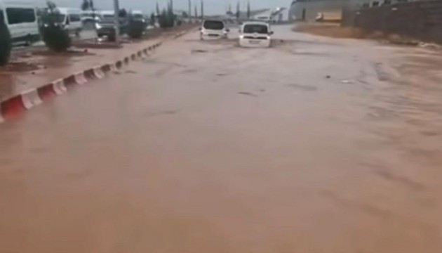 Gaziantep'te şiddetli yağış: Caddeler göle döndü