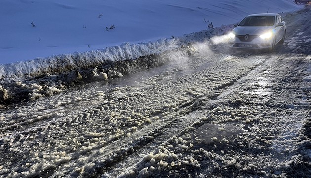 Sibirya soğukları Ardahan'da hayatı durma noktasına getirdi