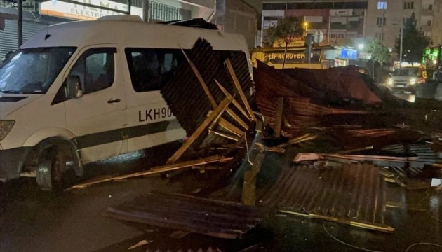 İstanbul'da fırtına! Vatandaşlar zor anlar yaşadı