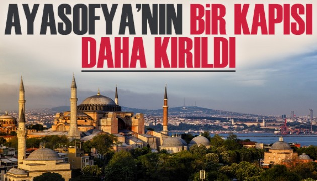 Ayasofya'nın bir kapısı daha kırıldı