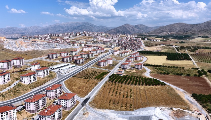 Bakan Kurum, sosyal konutlarına yerleşen çifti paylaştı