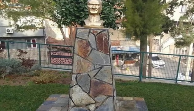 İzmir'de Atatürk büstüne çirkin saldırı