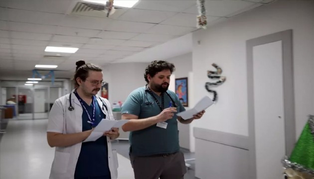 Doktor  kardeşler aynı hastanede şifa dağıtıyor