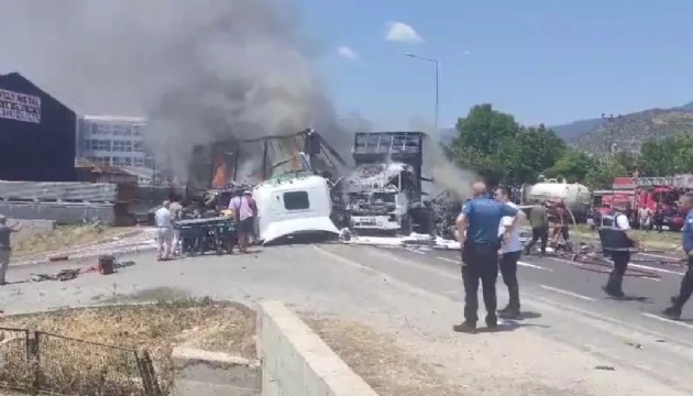 Feci kaza! İki TIR çarpıştı