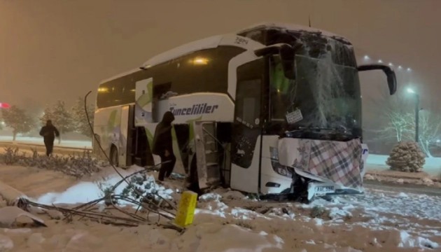 Yolcu otobüsü aydınlatma direğine çarptı