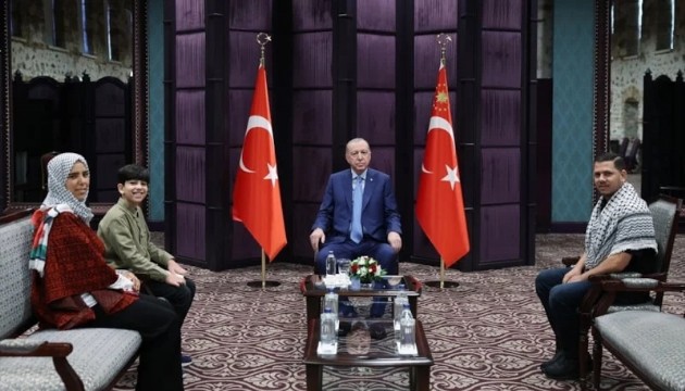 Cumhurbaşkanı Erdoğan, Gazzeli aileyle bir araya geldi