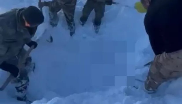 Karın altında erkek cesedi bulundu