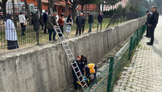 Okulda panik! Parmaklıklar koptu