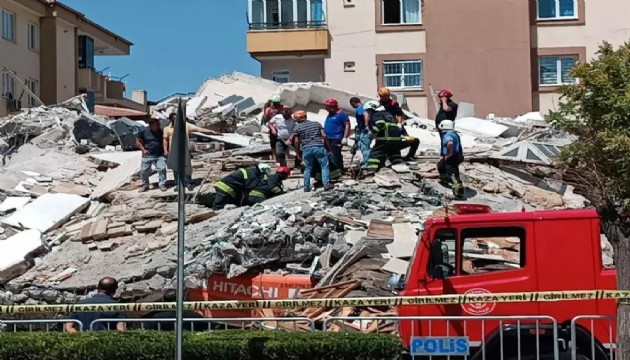 Kepçe operatörü enkazda kaldı