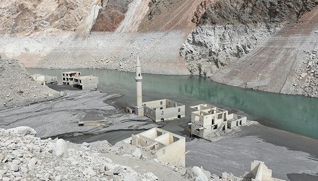 Sular altında kalan köy ortaya çıktı