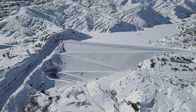 Göyne Barajı dondu