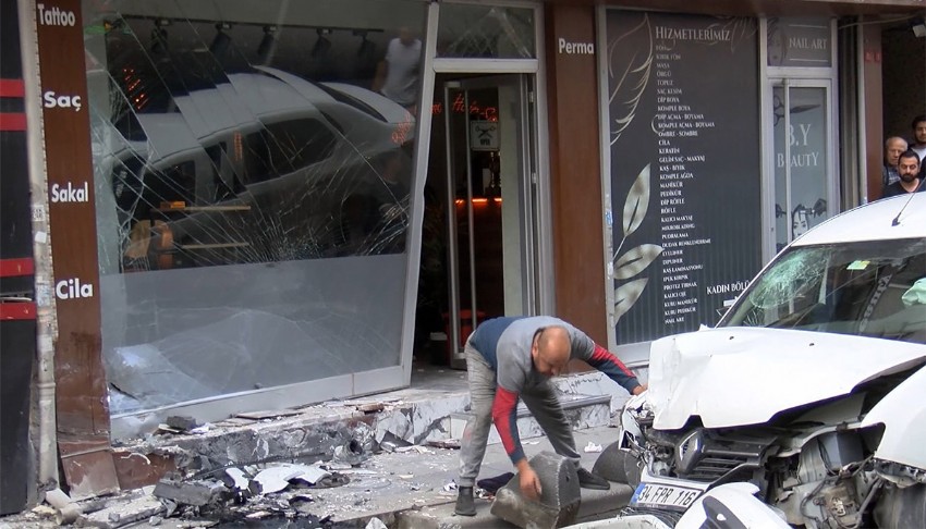 Otomobil kaldırımdakilere çarptı: 2'si ağır 5 yaralı