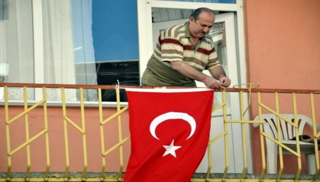 'Bayrak asan dayı' bu kez Cumhuriyetin 100'üncü yılı için balkona çıktı