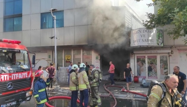 Bayrampaşa'da yangın paniği! Çalışanlar iş merkezinde mahsur kaldı