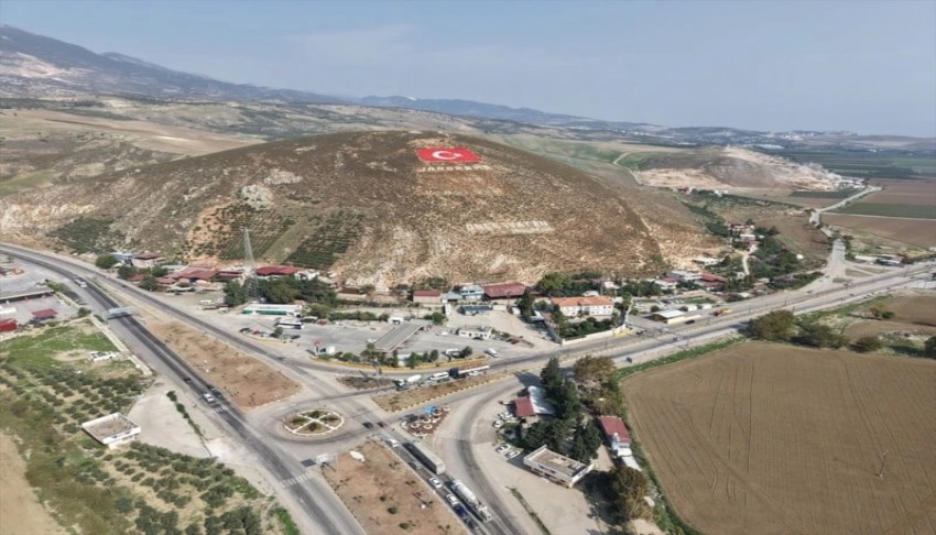 Amanos Dağları'nda dev Türk bayrağı