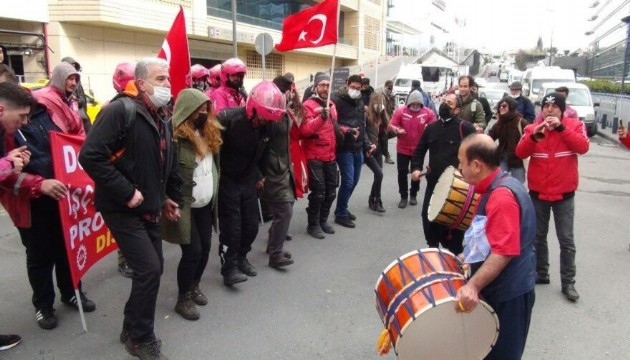 Kuryelerin zam protestosu devam ediyor