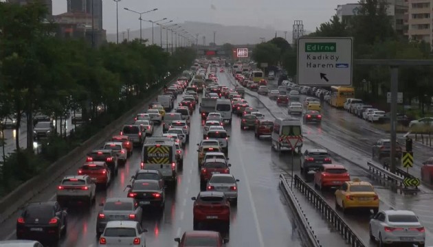 Haftanın ilk günü trafik kilitlendi