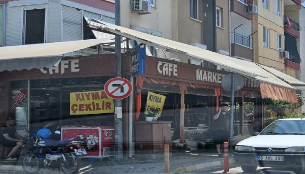 Tekel bayisinde dikkat çeken kıyma afişi