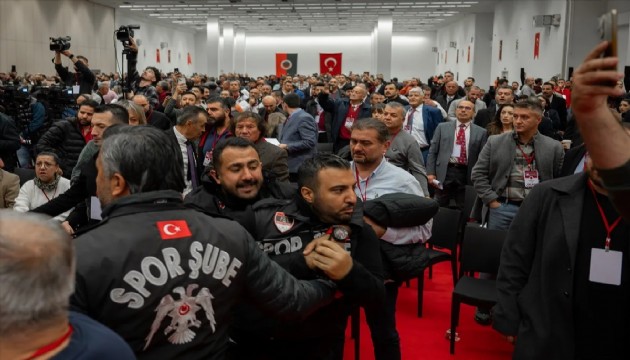 Mevcut başkan adaylıktan çekildi