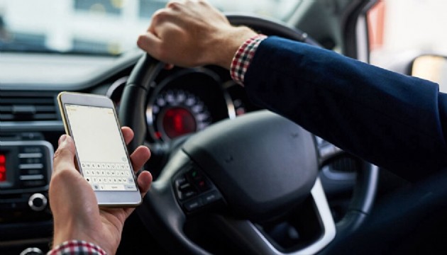 Seyir halinde telefon kullanan ehliyeti kaptıracak!