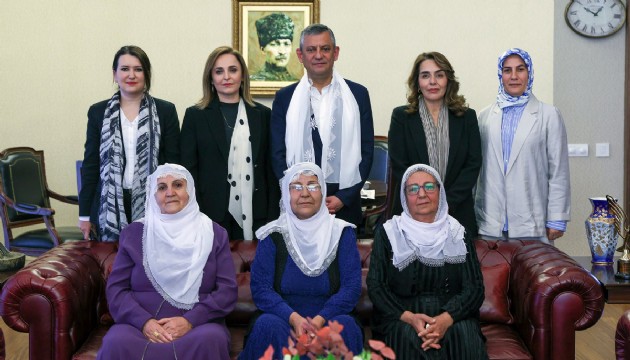 Barış Anneleri'nden Özgür Özel'e beyaz tülbent