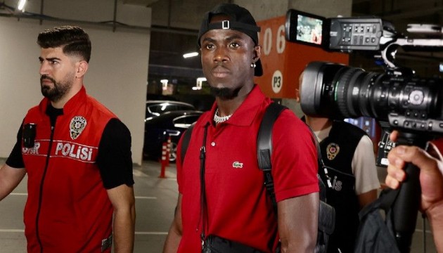 Beşiktaş'ın yeni transferi Eric Bailly, İstanbul'a geldi