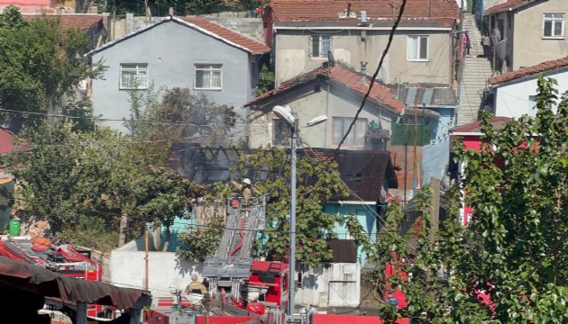 İstanbul'da yanan gecekondu kullanılamaz hale geldi