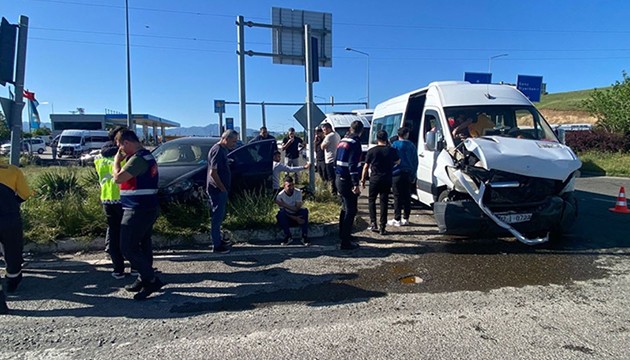 Servis ile otomobil çarpıştı: Çok sayıda yaralı var