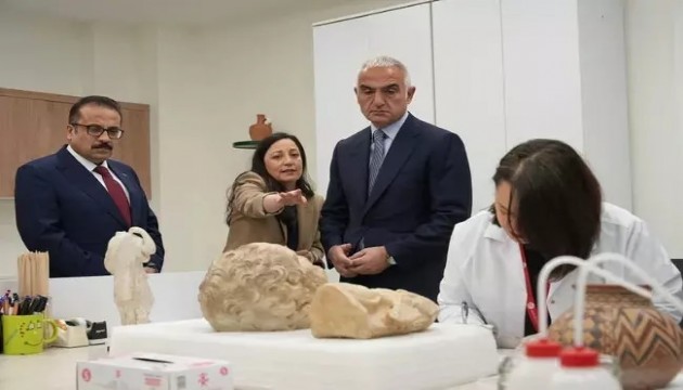 Bakan Ersoy: '26 bini aşkın eser Türkiye'ye kazandırıldı'