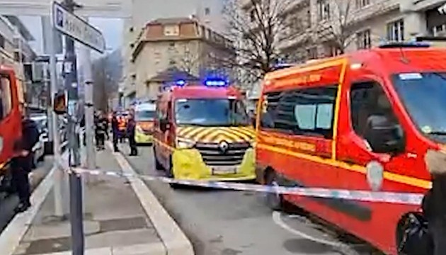 Güzellik salonunda el bombası patladı