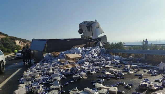 Bursa'da TIR devrildi, 25 ton enerji içeceği yola saçıldı