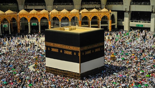 Kabe'ye yeni örtü! Değiştirildi