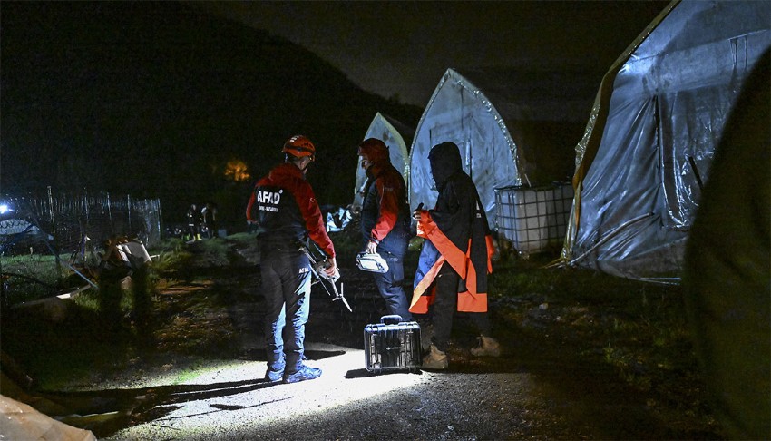 Pendik'te sel paniği! Otomobille dereye kapılan 2 kişi aranıyor