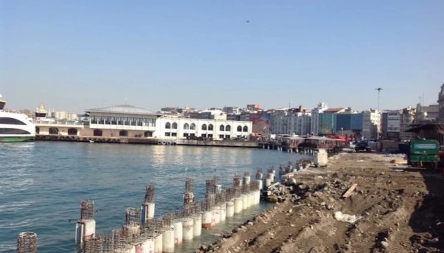 İskelede 4 kişi denize düştü